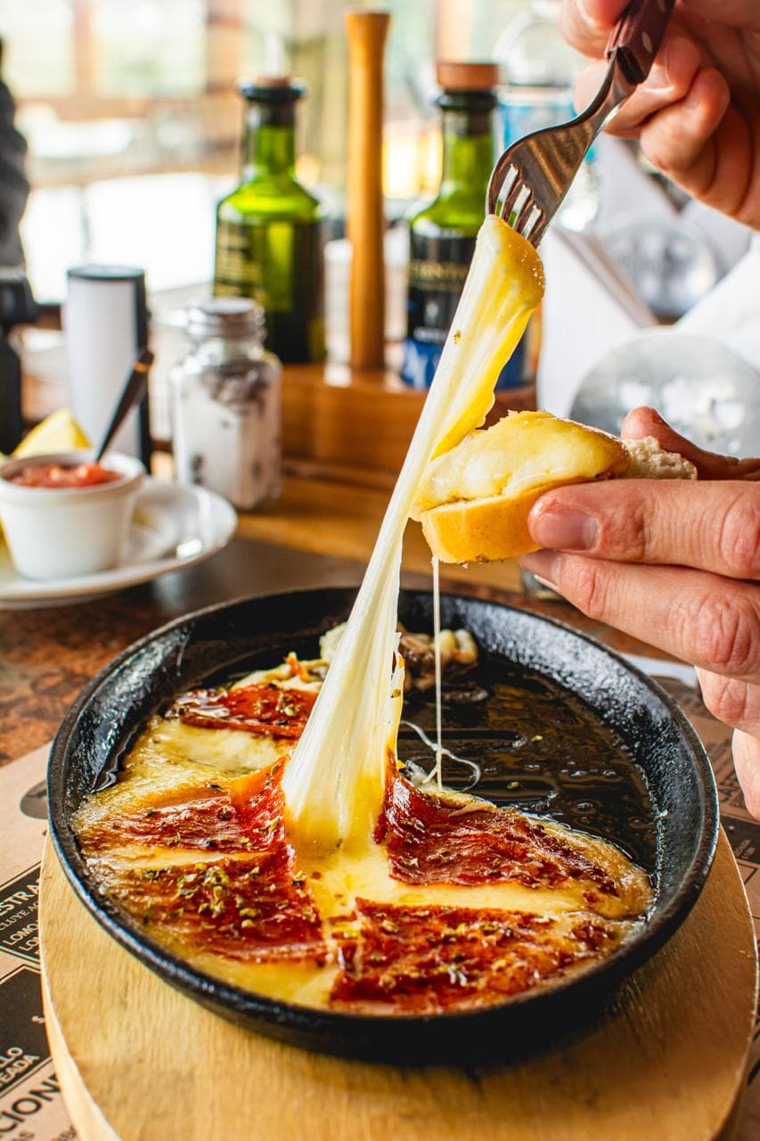 Provoleta a la parrilla de Los Ganaderos